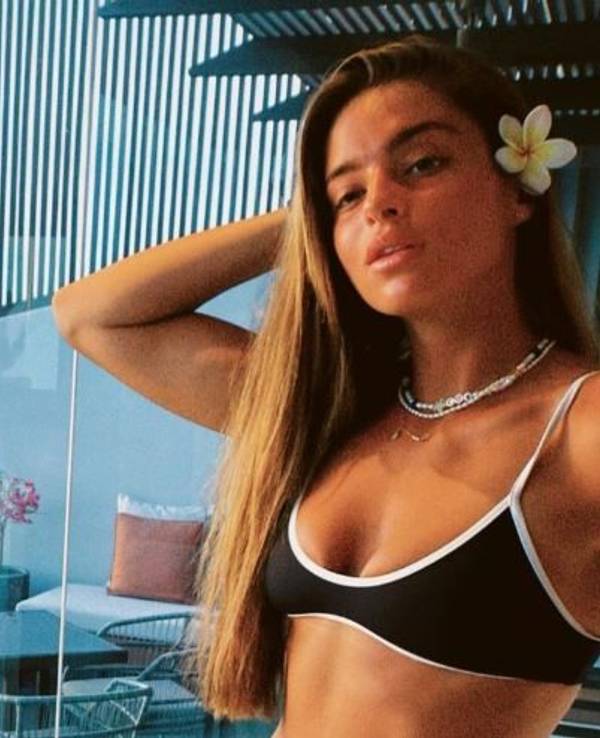 Noa Kirel im Bikini auf einem Balkon
