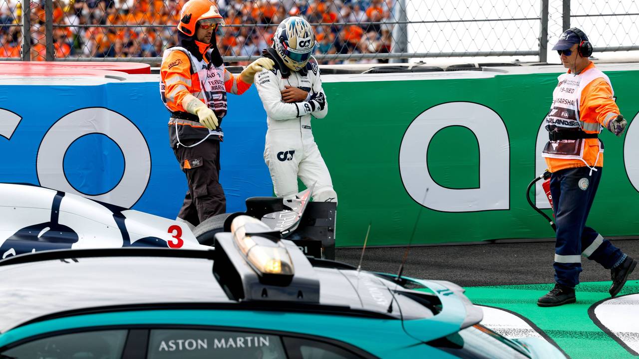 Daniel Ricciardo hält sich den verletzten Arm.