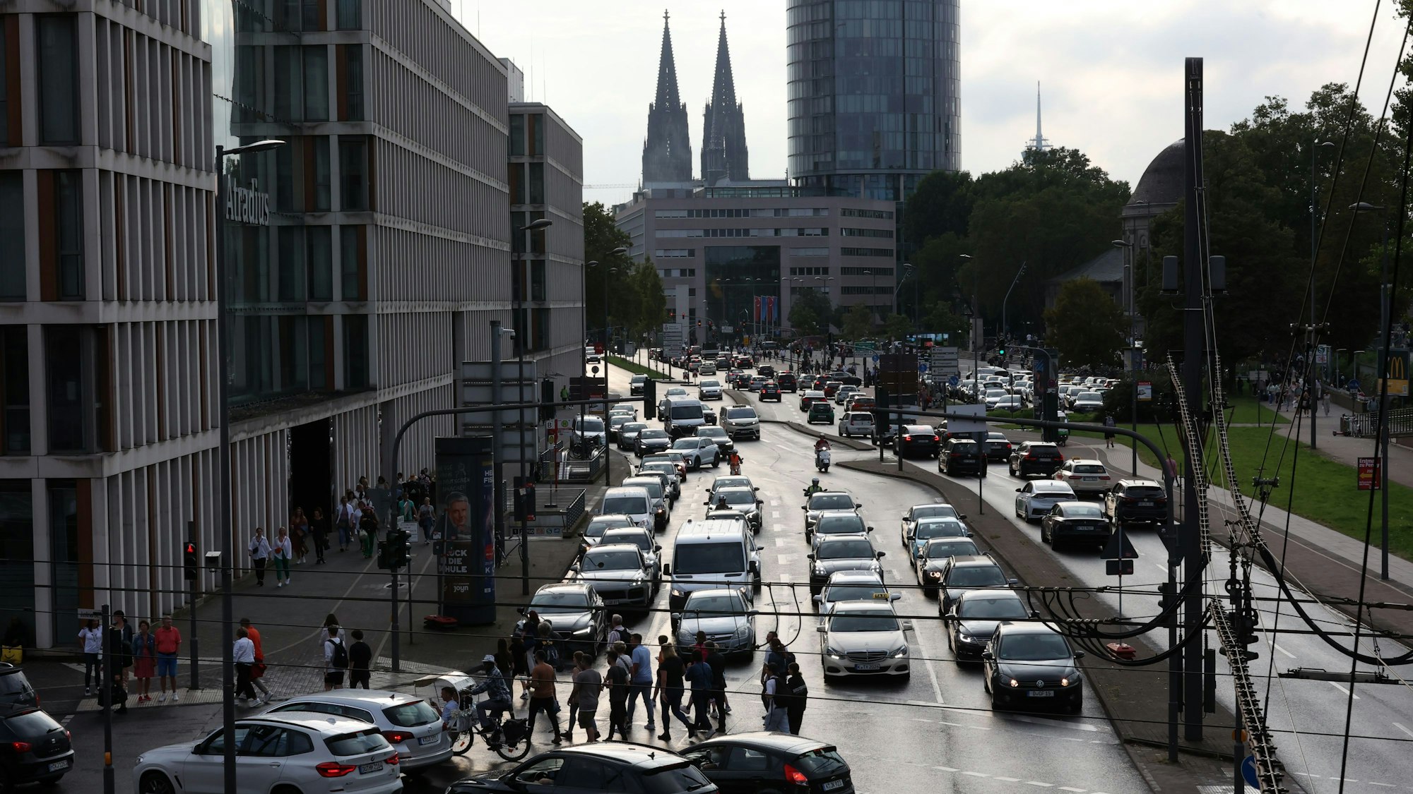 Stau vor der Lanxess-Arena auf der Opladener Straße