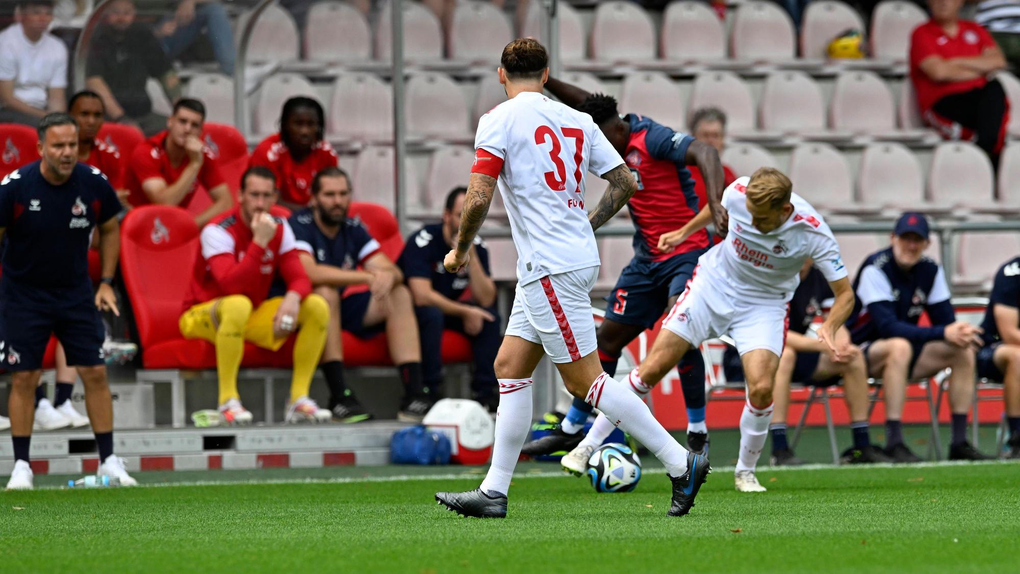 Zweikampf im Regionalliga-Duell zwischen der U21 des 1. FC Köln und dem Wuppertaler SV.