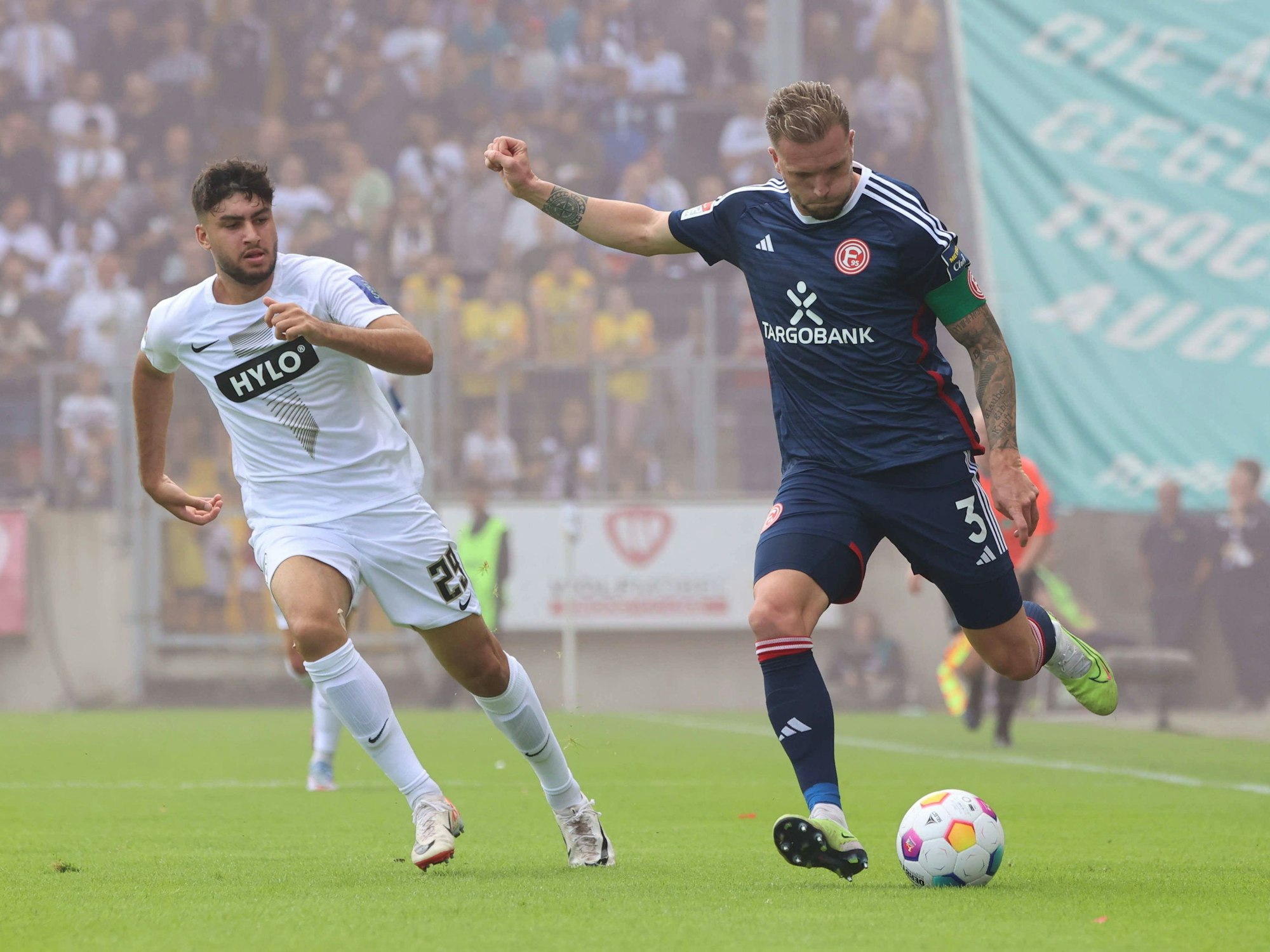 Wahid Faghir verfolgt Düsseldorfs Andre Hoffmann.