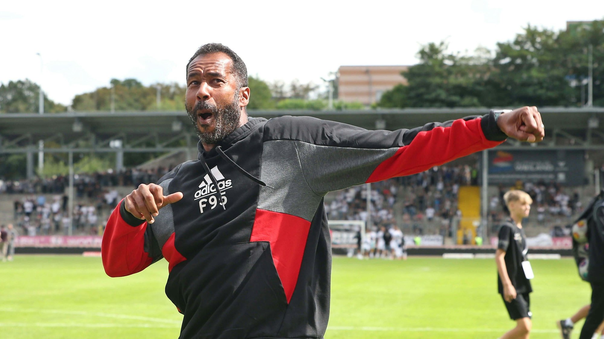 Fortuna Düsseldorfs Trainer Daniel Thioune jubelt in Elversberg an der Seitenlinie.