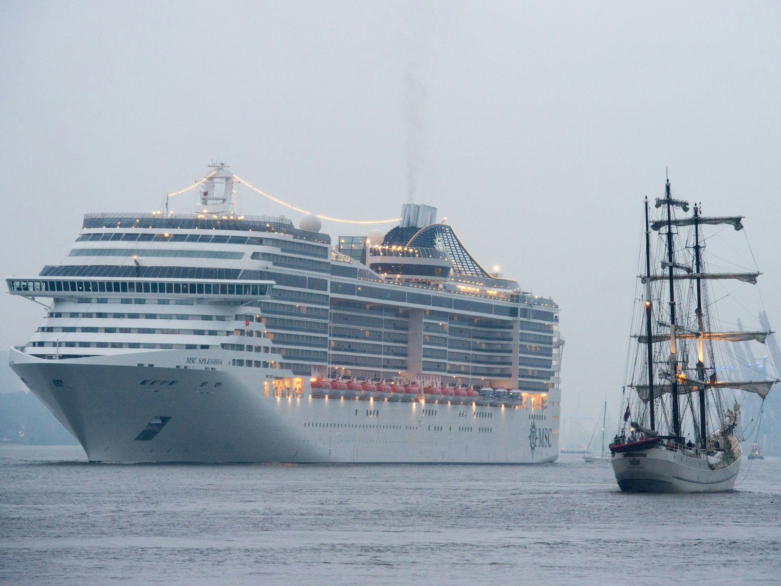 Das Kreuzfahrtschiff „MSC Splendida“ läuft in Hamburg aus dem Hafen aus