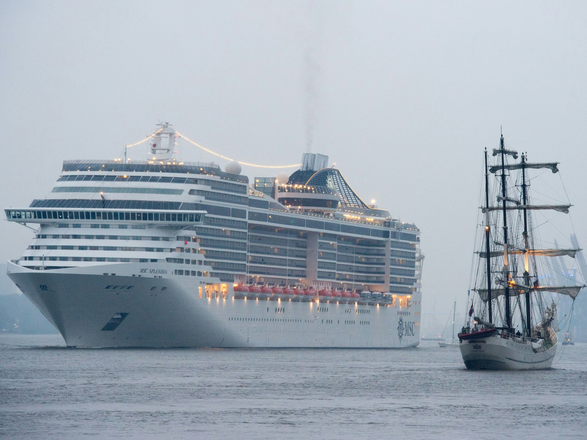 Das Kreuzfahrtschiff „MSC Splendida“ läuft in Hamburg aus dem Hafen aus