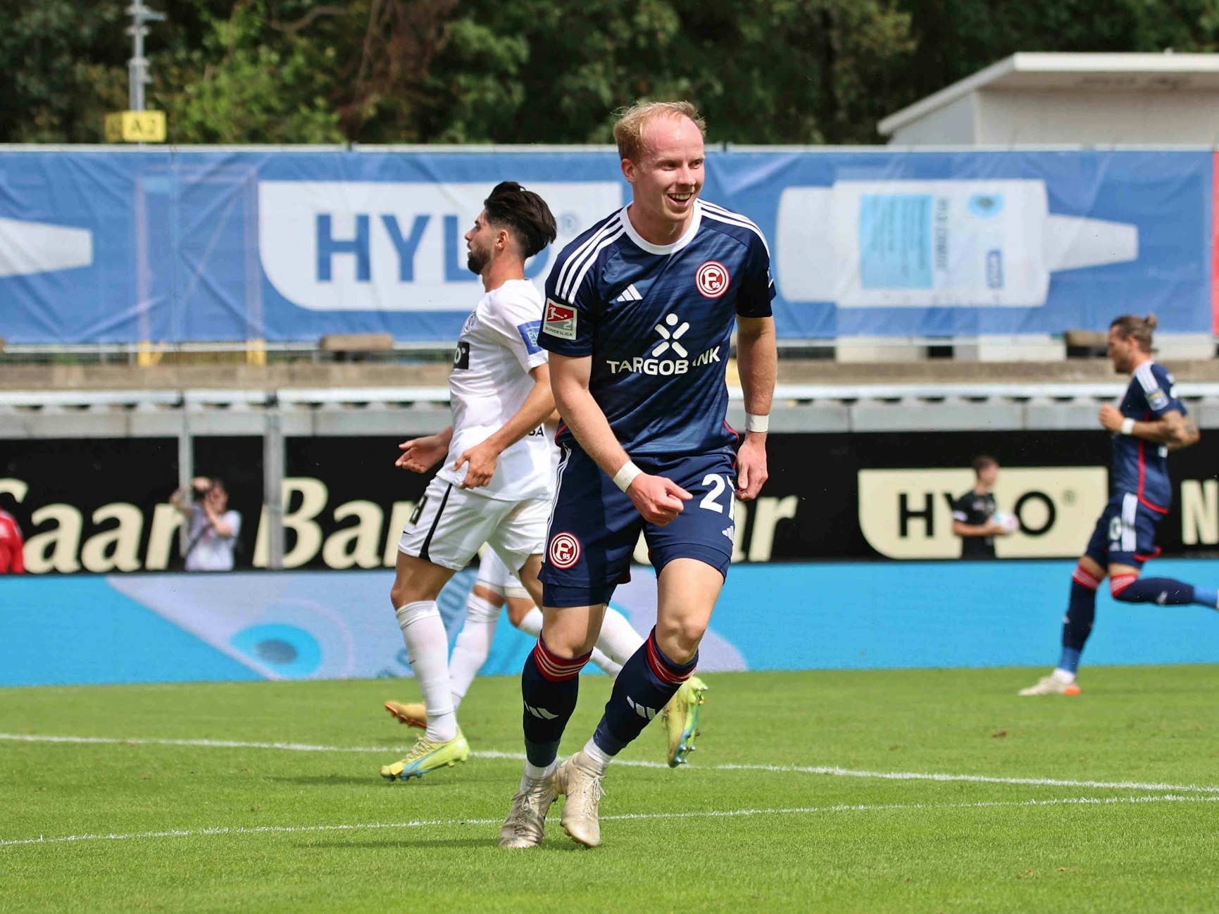 Dennis Jastrembski jubelt im Spiel bei der SV Elversberg.