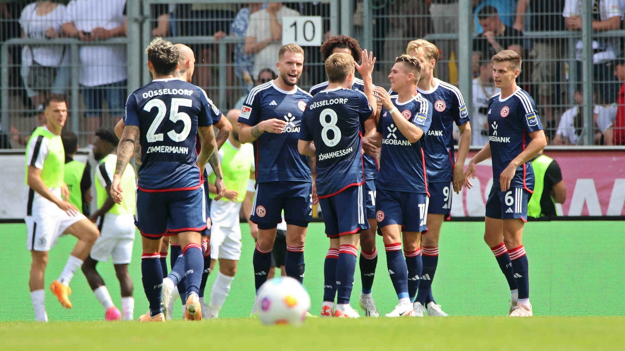 Yannik Engelhardt und die Spieler von Fortuna Düseldorf bejubeln ein Tor im Spiel bei der SV Elversberg.