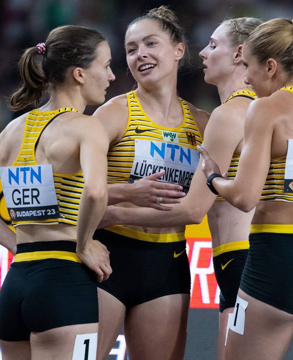 Louise Wieland, Gina Lückenkemper, Sina Mayer und Rebekka Haase nach dem Zieleinlauf.