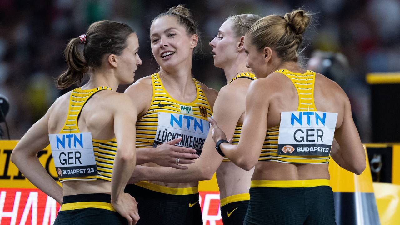 Louise Wieland, Gina Lückenkemper, Sina Mayer und Rebekka Haase nach dem Zieleinlauf.