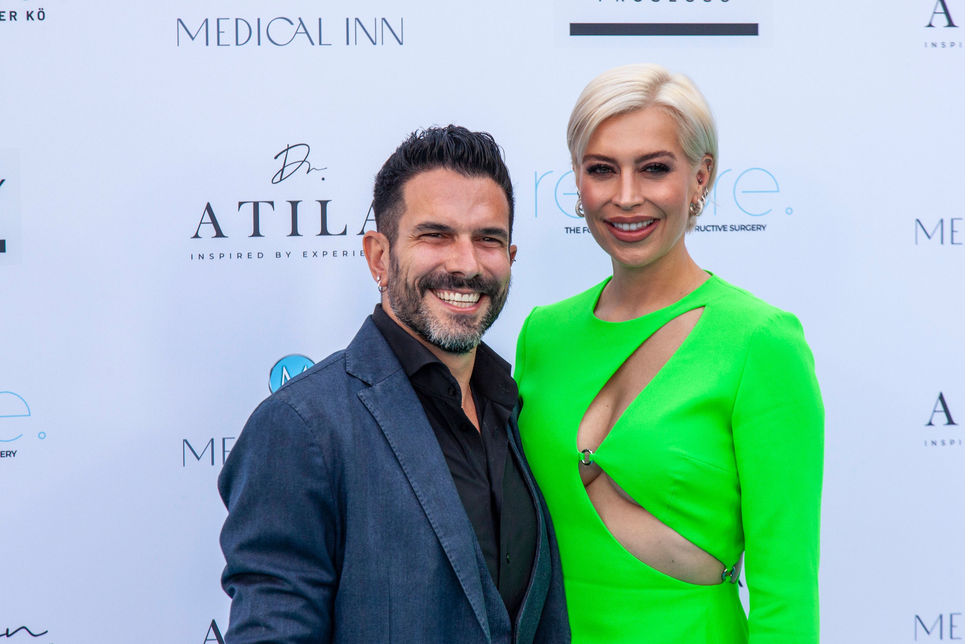Gala im Medical Inn in Düsseldorf: Marc Terenzi Sänger, Verena Kerth Moderatorin posieren für ein Foto.