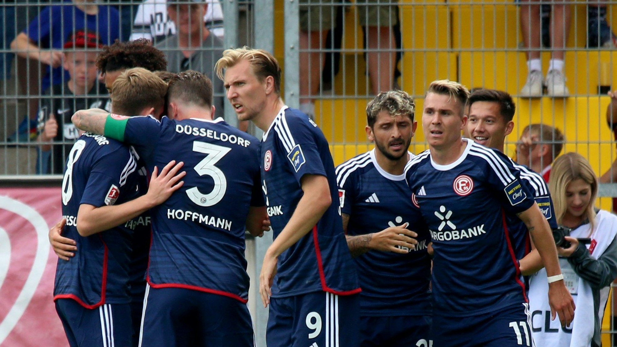 Die Spieler von Fortuna Düsseldorf jubeln im Spiel bei der SV Elversberg.