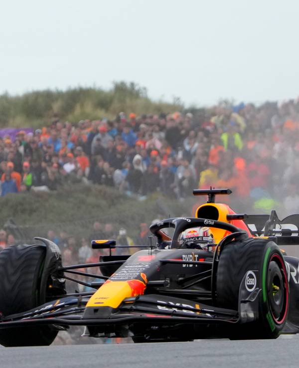 Max Verstappen im Red Bull auf der Strecke in Zandvoort