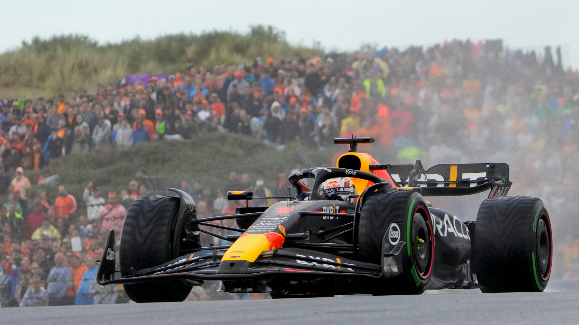 Max Verstappen im Red Bull auf der Strecke in Zandvoort