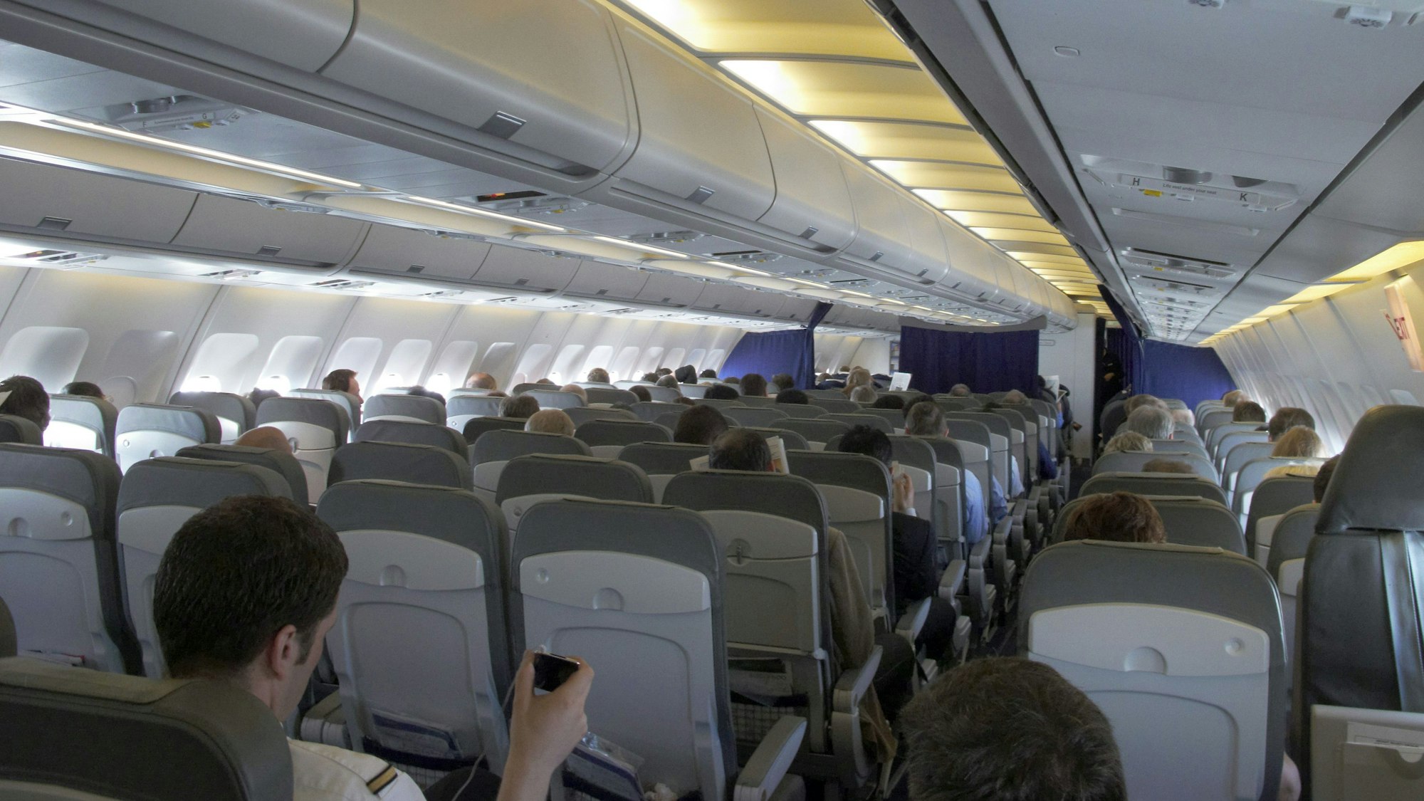 Blick in die Sitzreihen der Economy-Class eines Lufthansa-Airbusses A300-600, hier im Juni 2009.