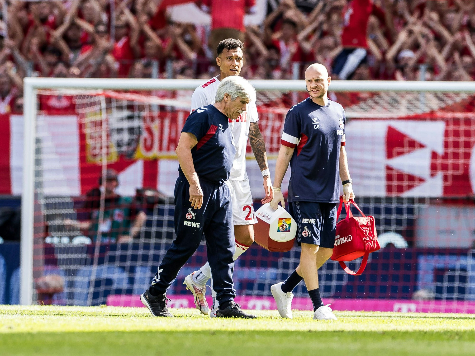Davie Selke muss gegen Wolfsburg verletzt vom Platz.