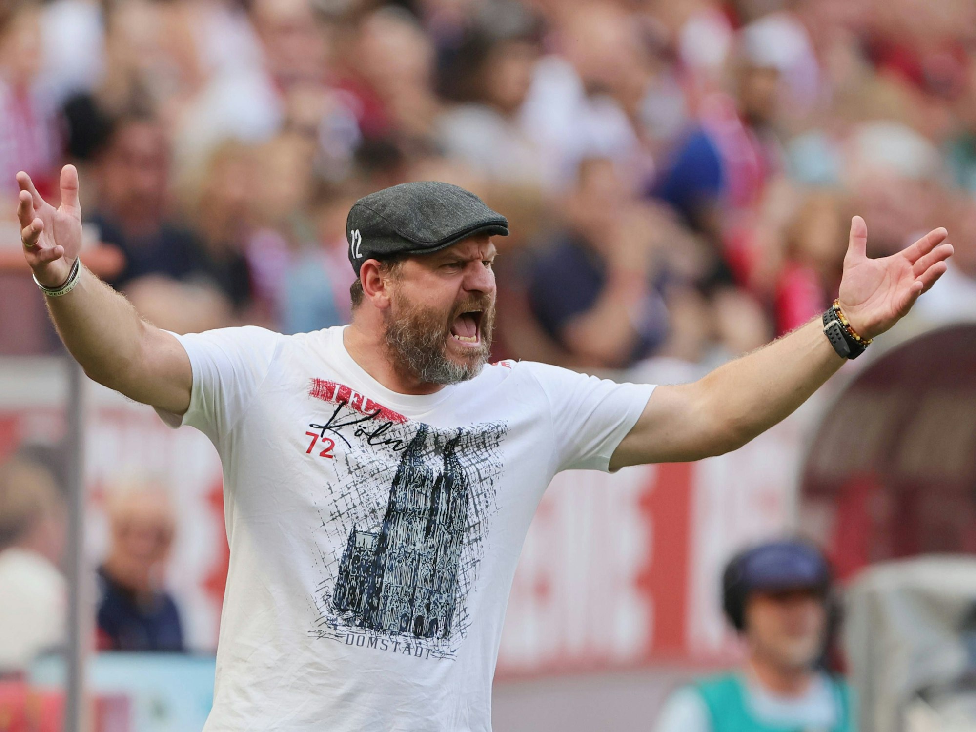 Steffen Baumgart gestikuliert.