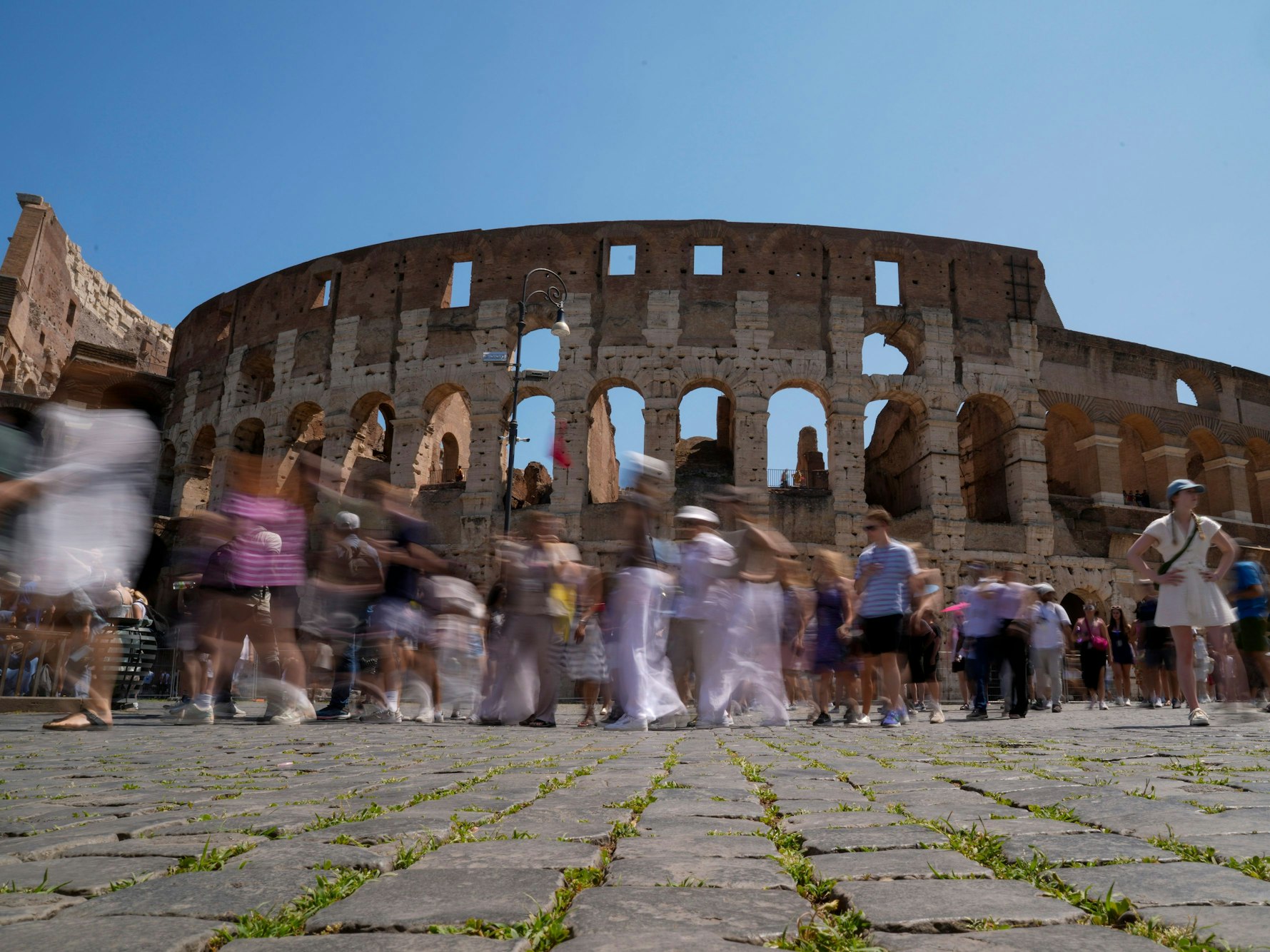 Besucher gehen am Kolosseum in Rom vorbei. Die Stadt Rom kämpft zurzeit gegen das vermehrte Vorkommen von Ratten und Mäusen rund um das berühmte Kolosseum.