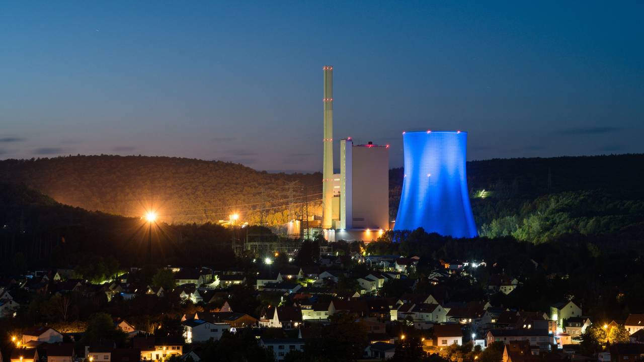 Blick auf das von der Steag betriebene Kraftwerk in Bexbach bei Nacht