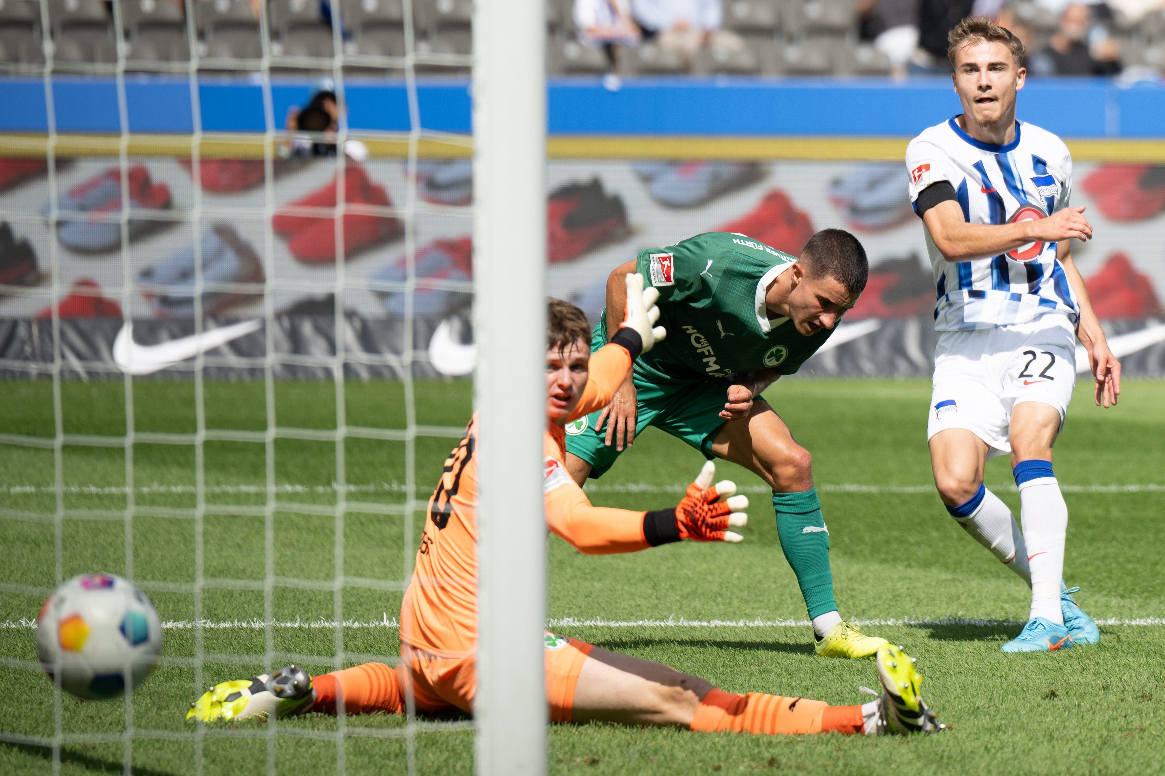 Herthas Marten Winkler (r) macht gegen Fürths Marco Meyerhöfer (M) und Fürths Torwart Jonas Urbig das 2:0.