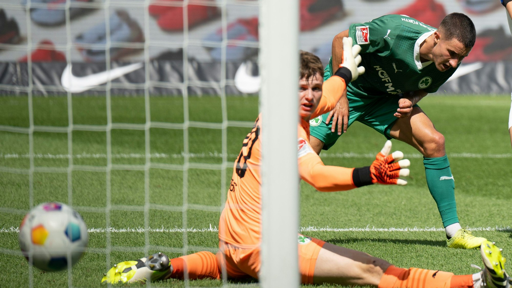 Herthas Marten Winkler (r) macht gegen Fürths Marco Meyerhöfer (M) und Fürths Torwart Jonas Urbig das 2:0.