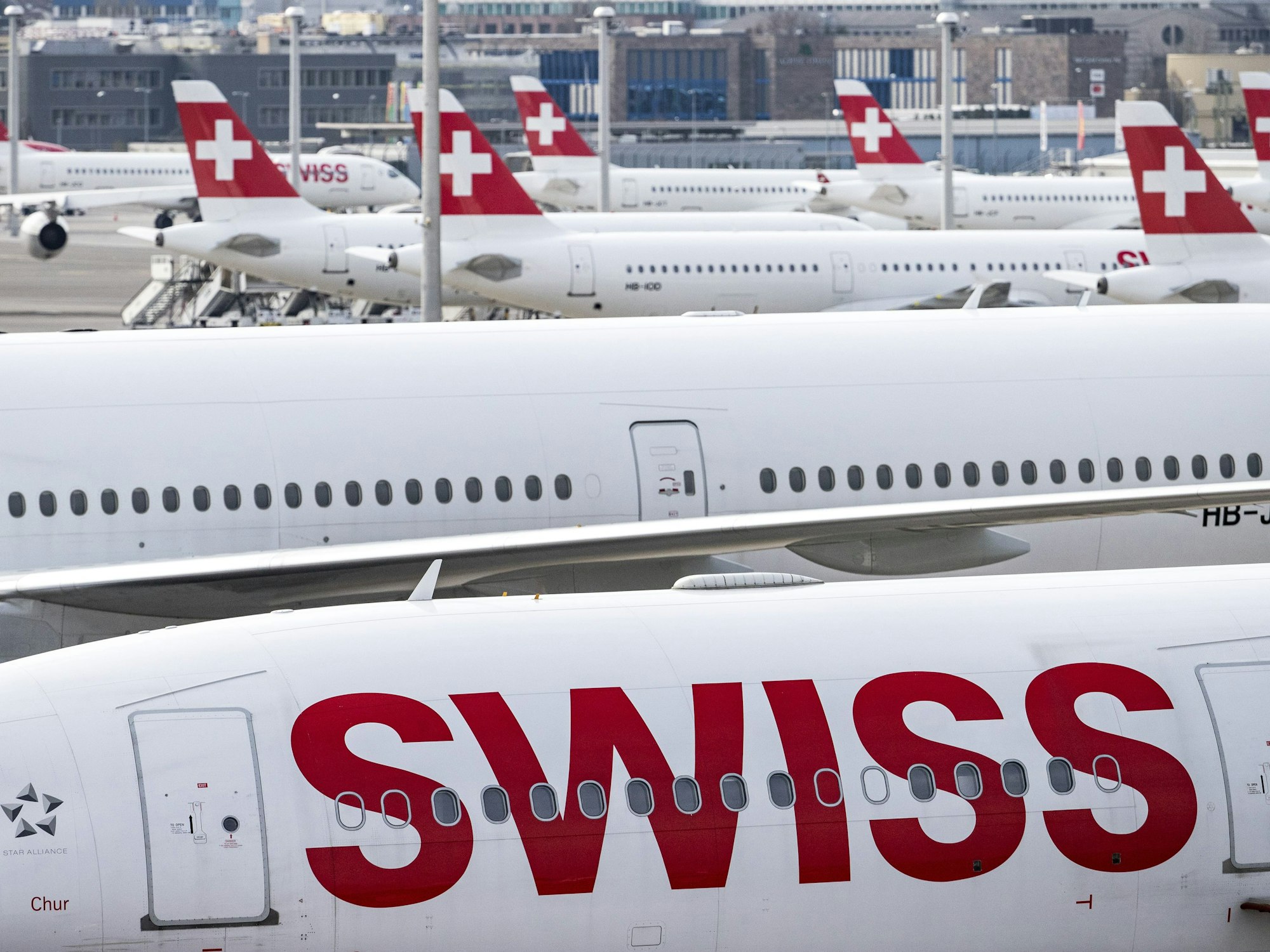 Flugzeuge der Fluggesellschaft Swiss stehen am Flughafen Zürich
