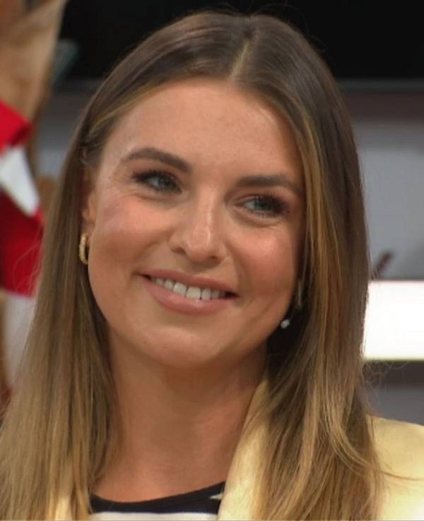 Laura Wontorra lächelt im „Doppelpass“ auf Sport1.