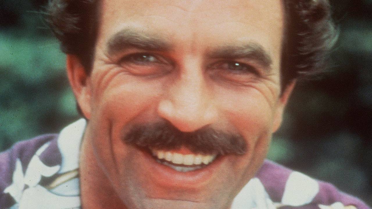 Tom Selleck in der Rolle des smarten hawaiianischen Privatdetektivs Thomas Magnum in der gleichnamigen US-Serie, aufgenommen 1984.