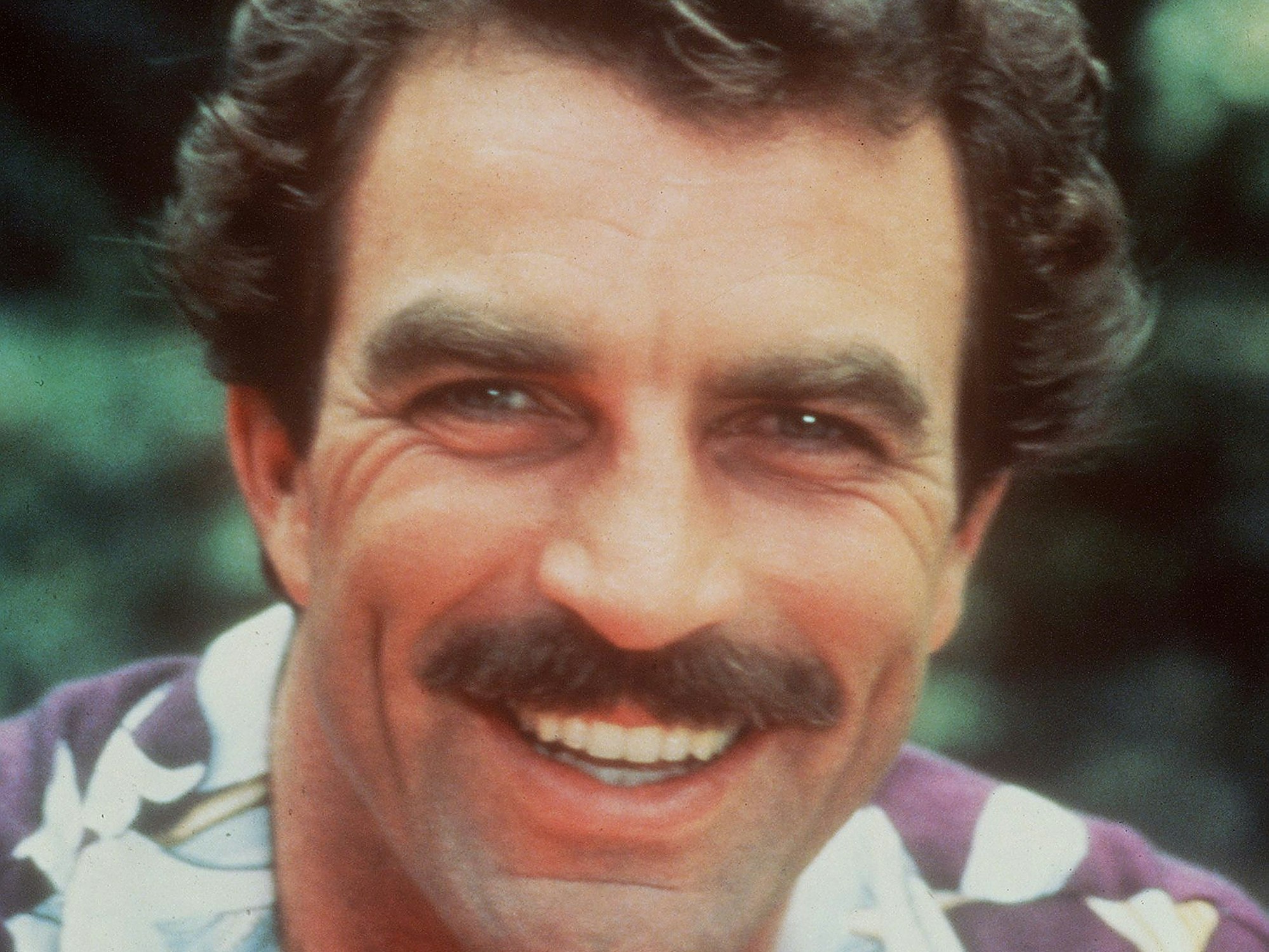 Tom Selleck in der Rolle des smarten hawaiianischen Privatdetektivs Thomas Magnum in der gleichnamigen US-Serie, aufgenommen 1984.