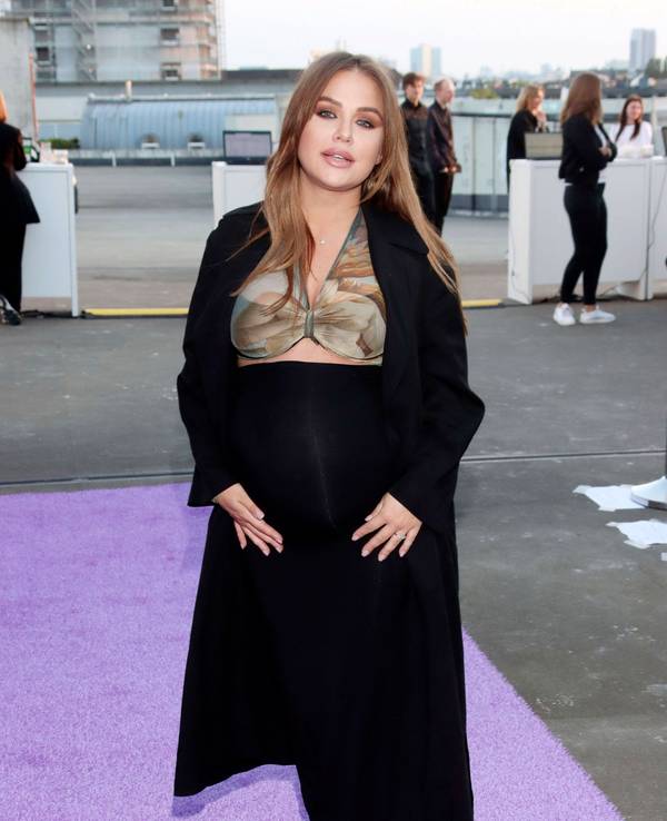 Kim Gloss posiert.