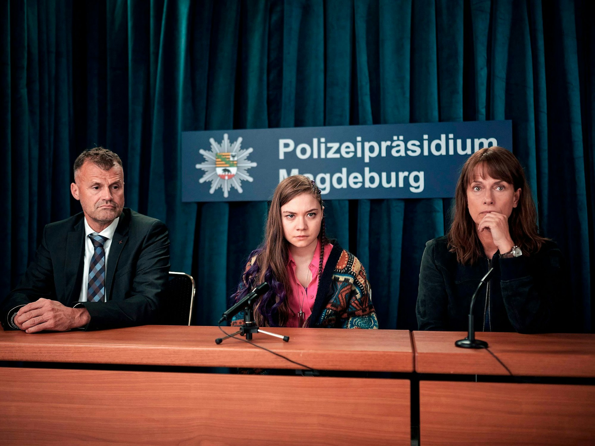 Hauptkommissarin Doreen Brasch und Lana während einer Pressekonferenz.