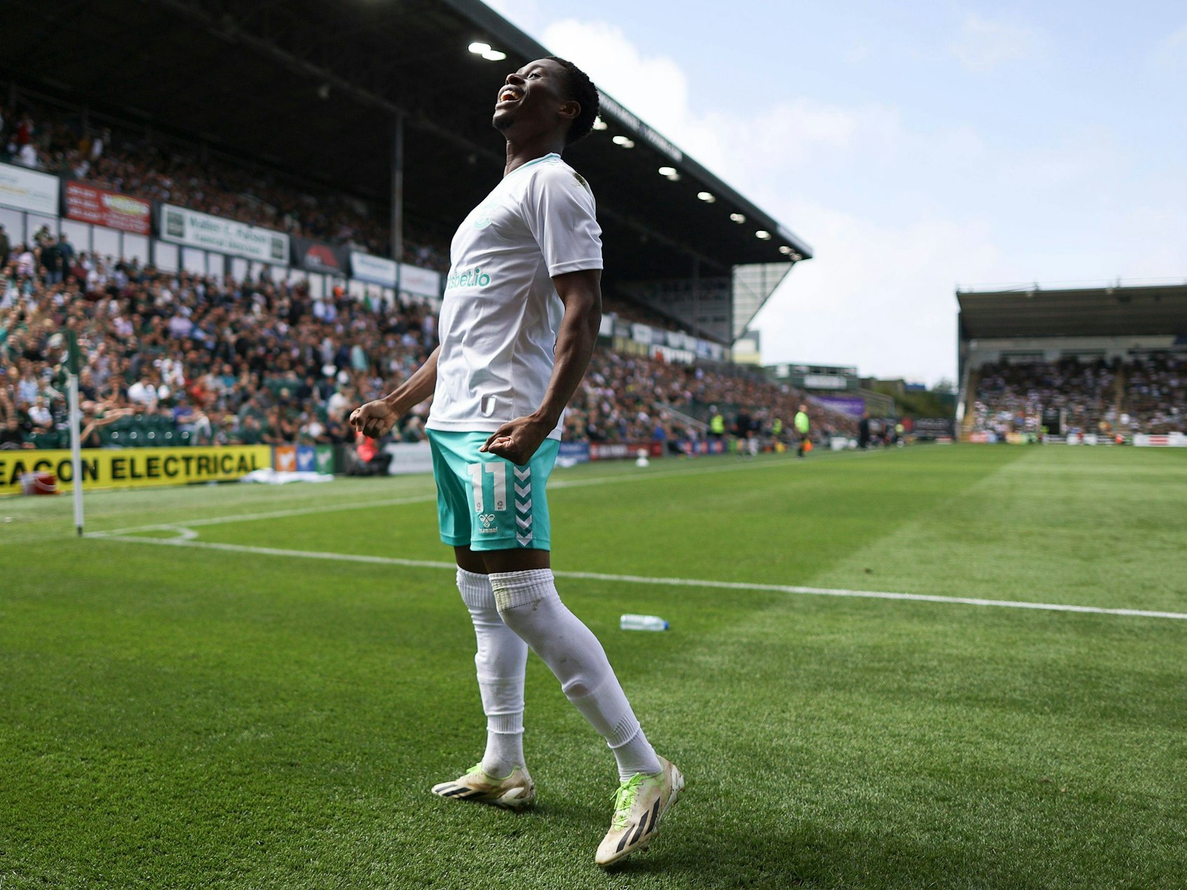 Nathan Tella jubelt im Trikot des FC Southampton.