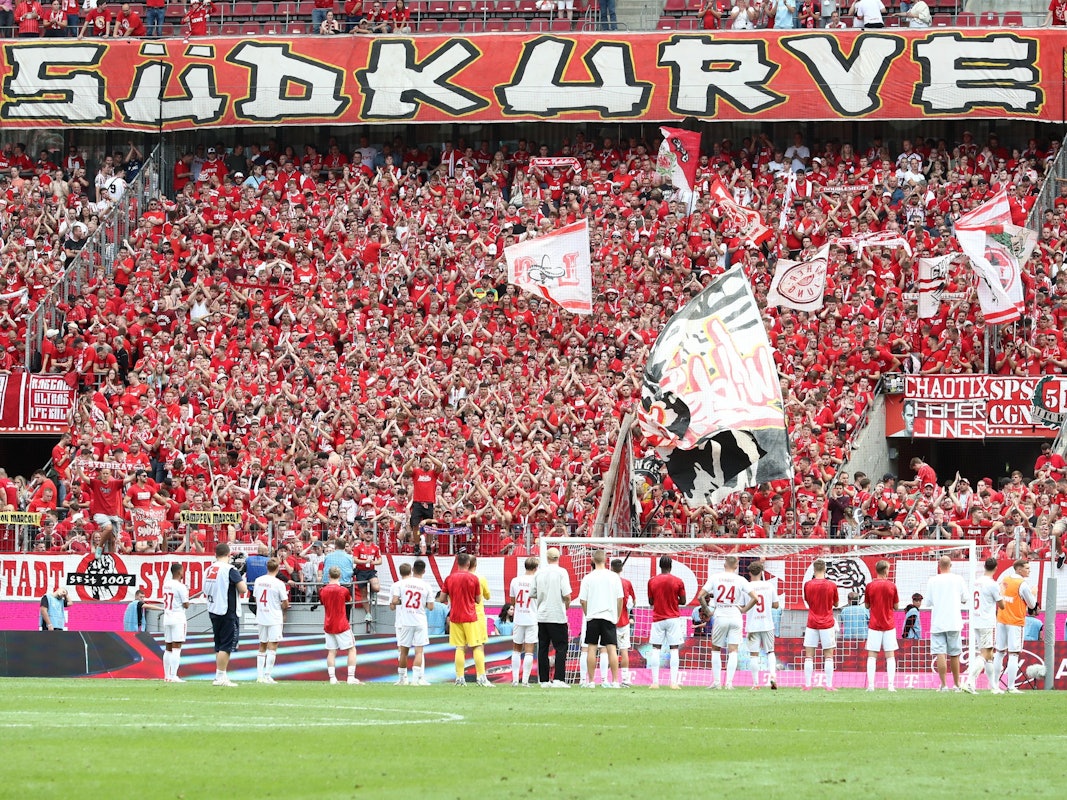 Nach dem Spiel gegen Wolfsburg bedanken sich die Spieler des 1. FC Köln bei den Fans auf der Südtribüne für den Support.