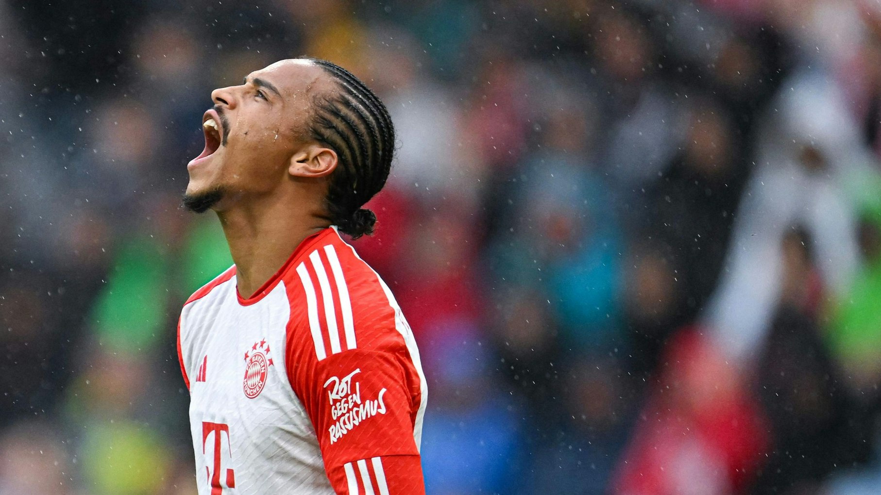 Leroy Sané reagiert im Spiel gegen Augsburg auf eine verpasste Torchance.