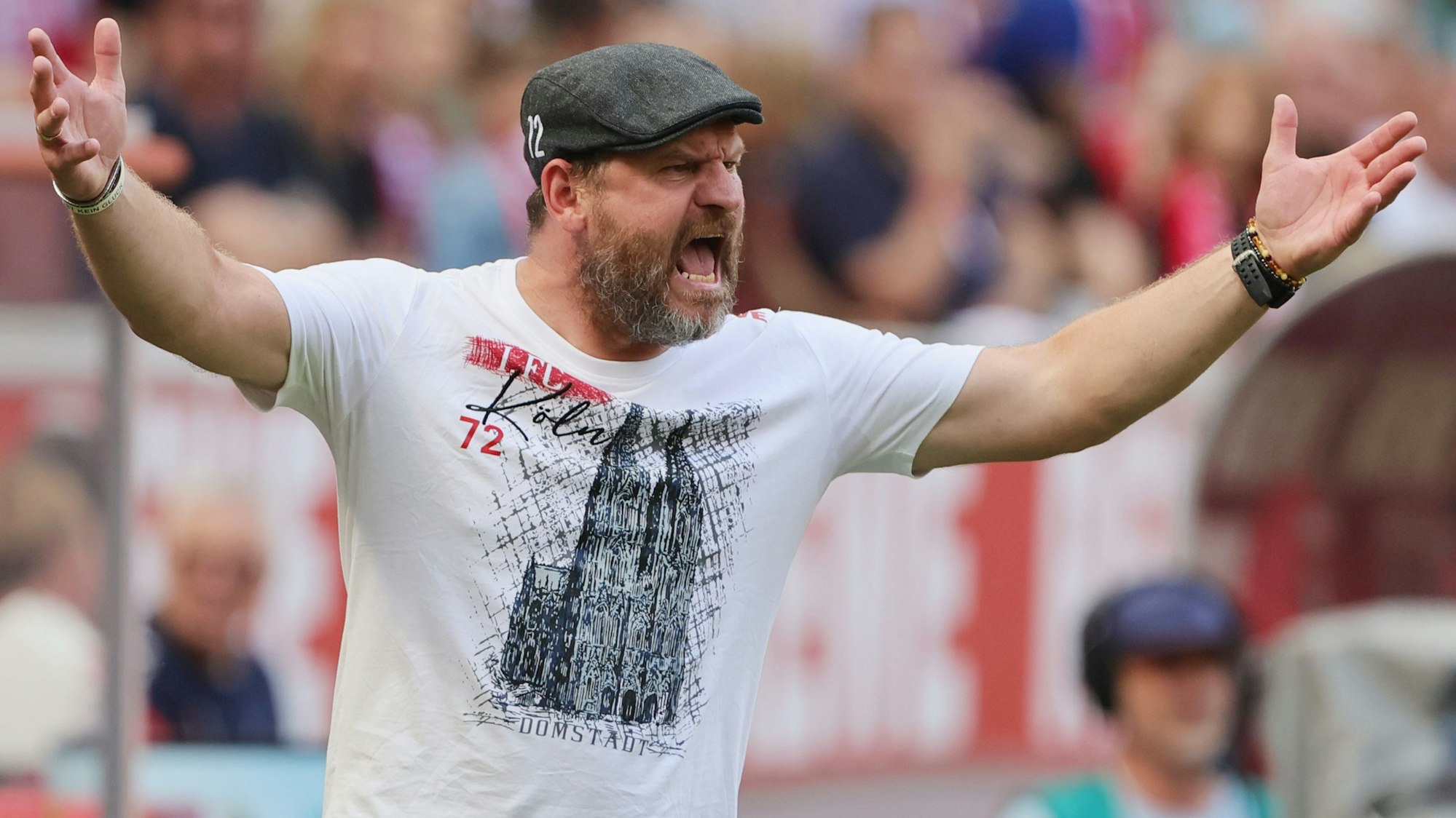 Steffen Baumgart ärgert sich im Spiel gegen den VfL Wolfsburg.