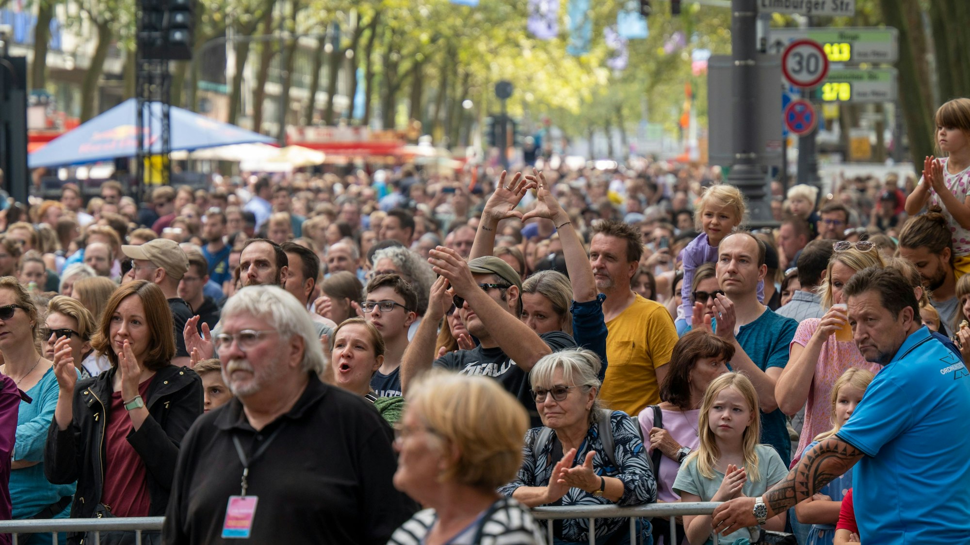 Tausende Menschen stehen in einem abgesperrten Bereich auf dem Hohenzollernring in Köln.