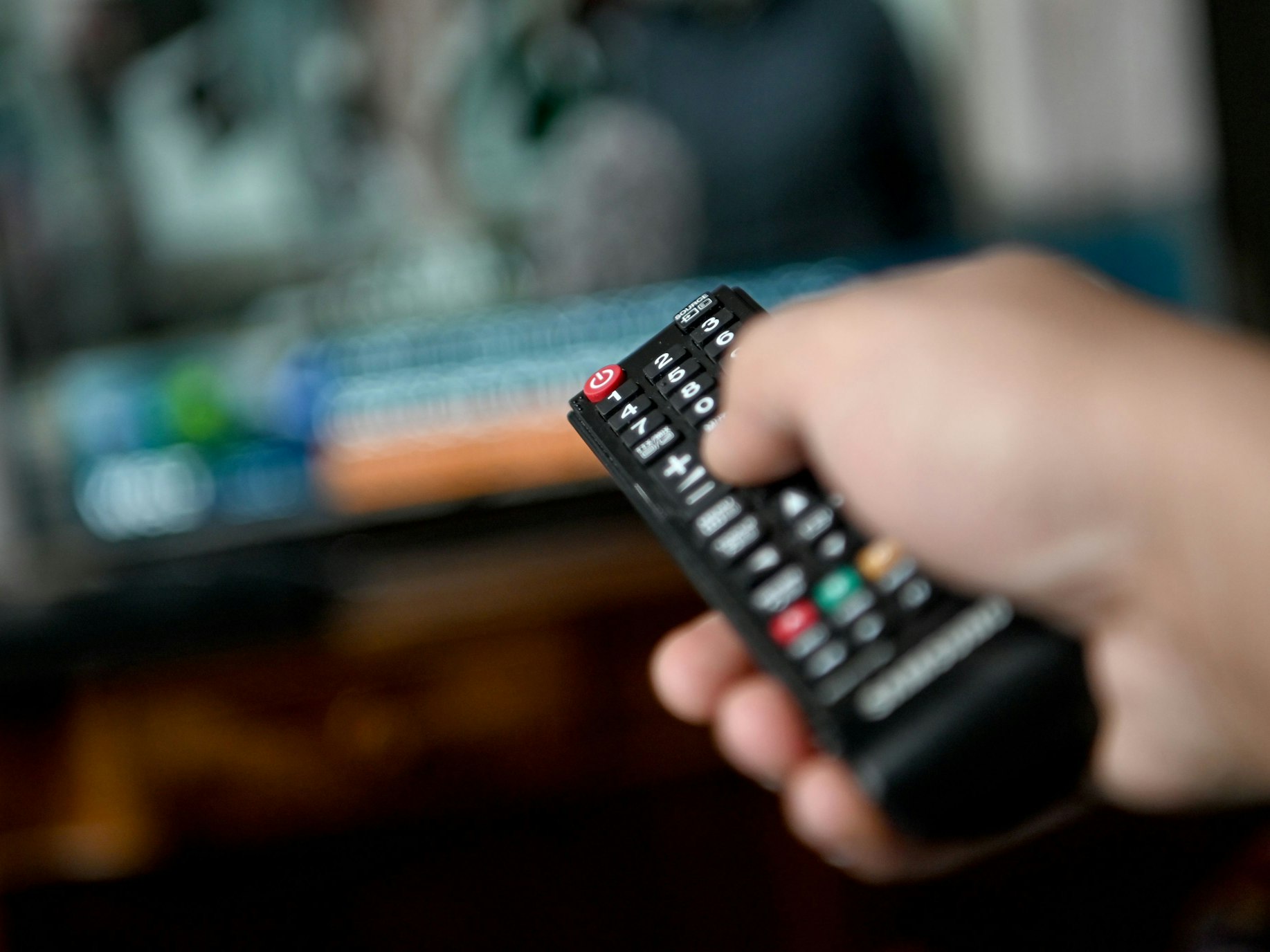 Das undatierte Foto zeigt eine Fernbedienung und einen Fernseher.