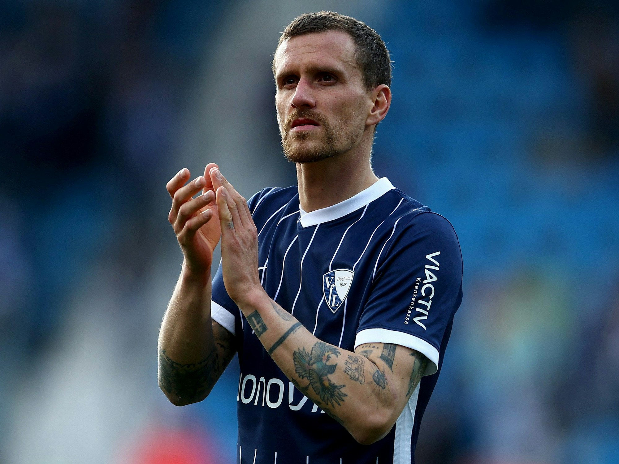 Bochums Simon Zoller applaudiert den Fans beim Spiel gegen Bayer Leverkusen.