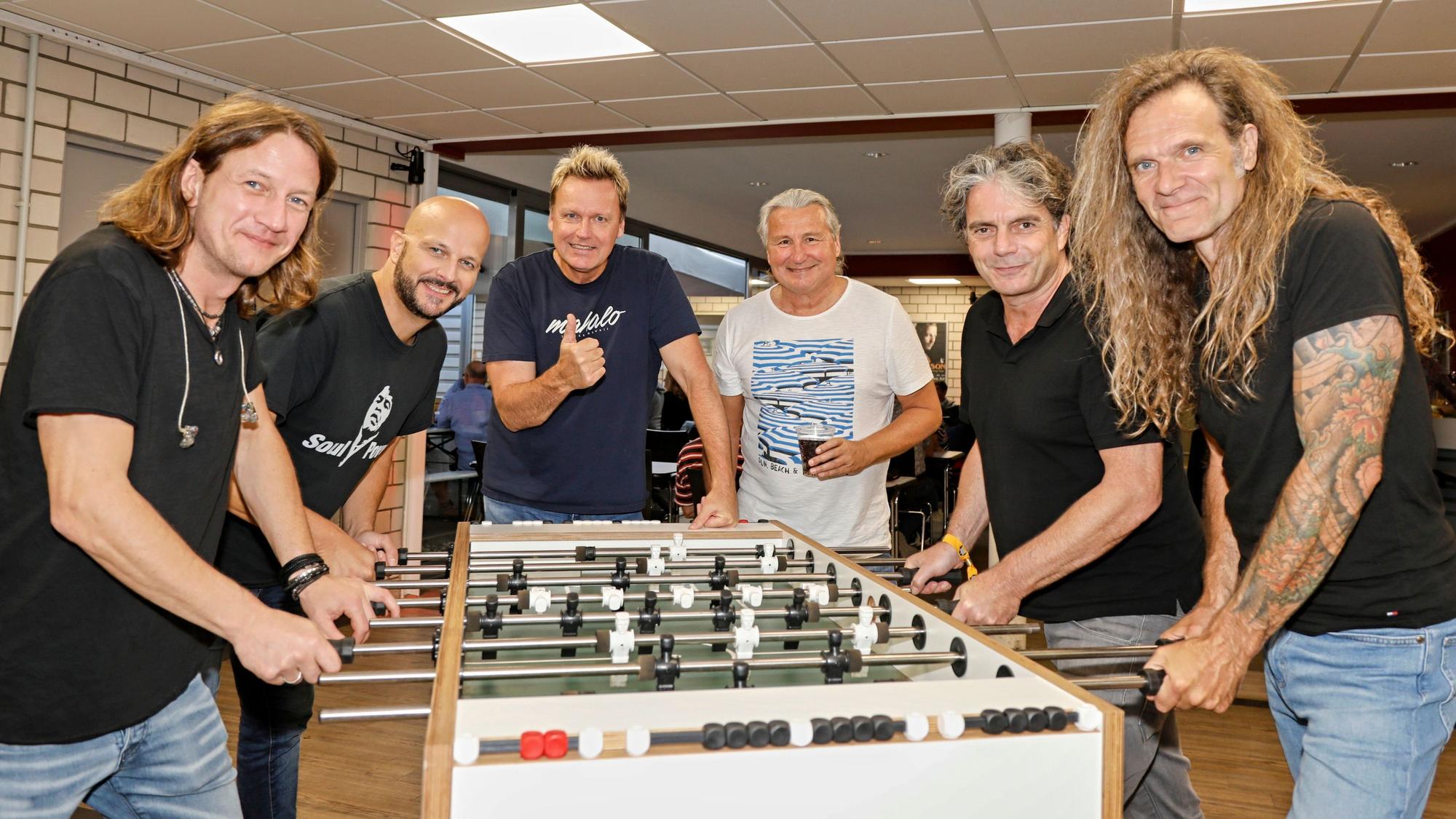 Die Bläck Fööss beim Aufwärmen vor dem Konzert am Tischkicker