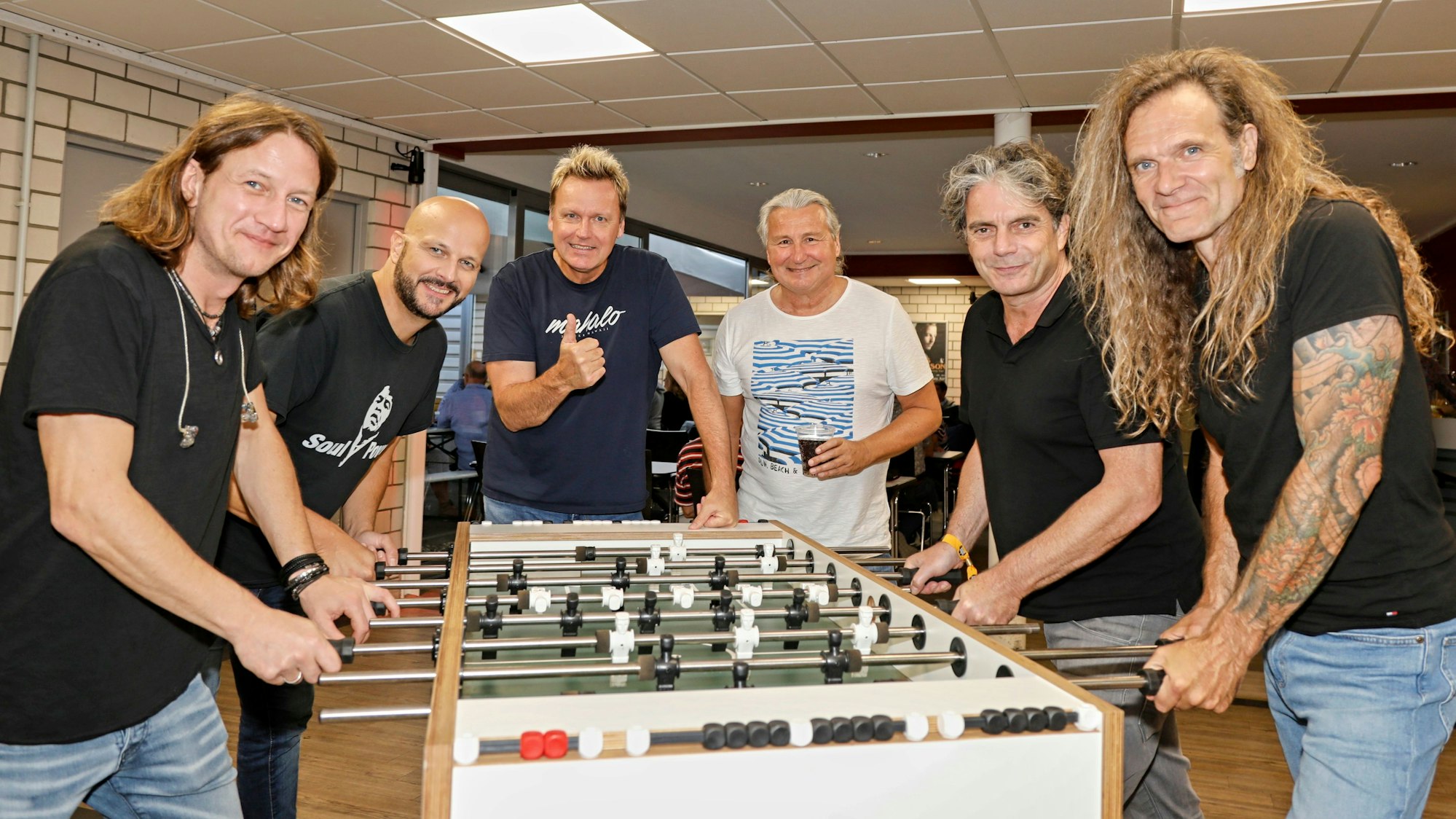 Die Bläck Fööss beim Aufwärmen vor dem Konzert am Tischkicker