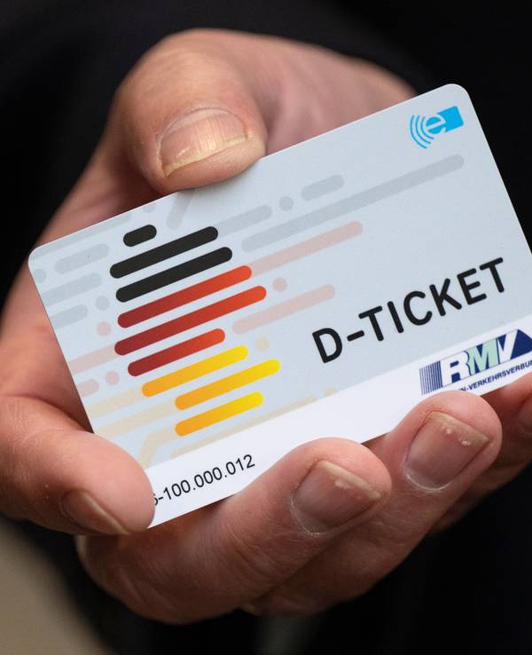 Das Deutschlandticket im Chipkartenformat in der Hand eines Mannes