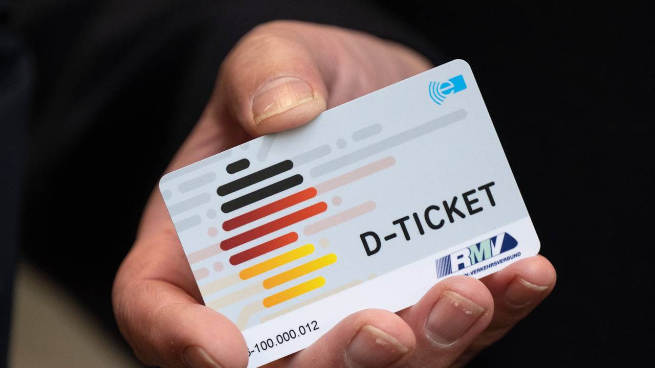 Das Deutschlandticket im Chipkartenformat in der Hand eines Mannes