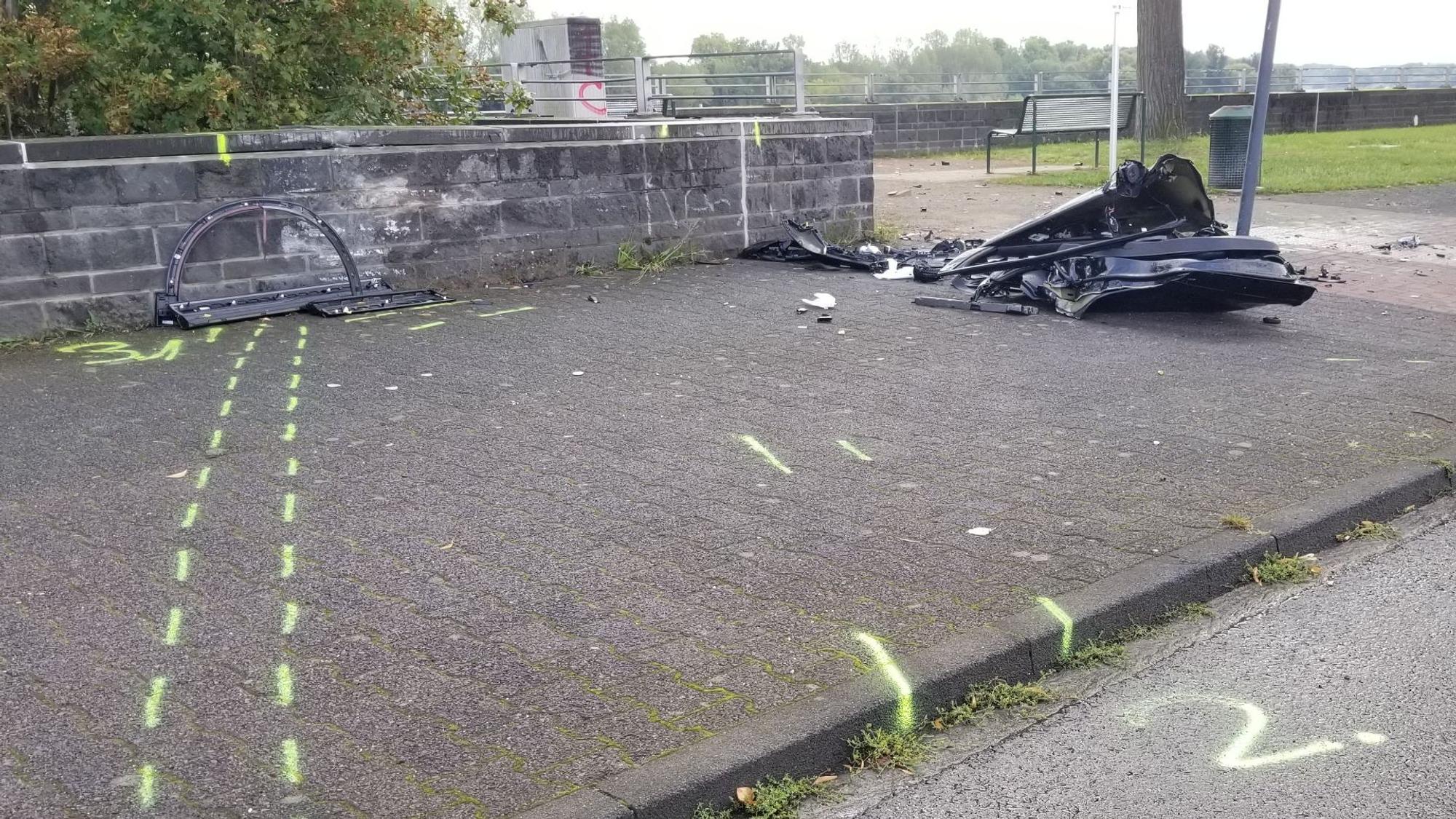 Blick auf eine Unfallstelle in Köln. Viele Trümmerteile liegen herum.