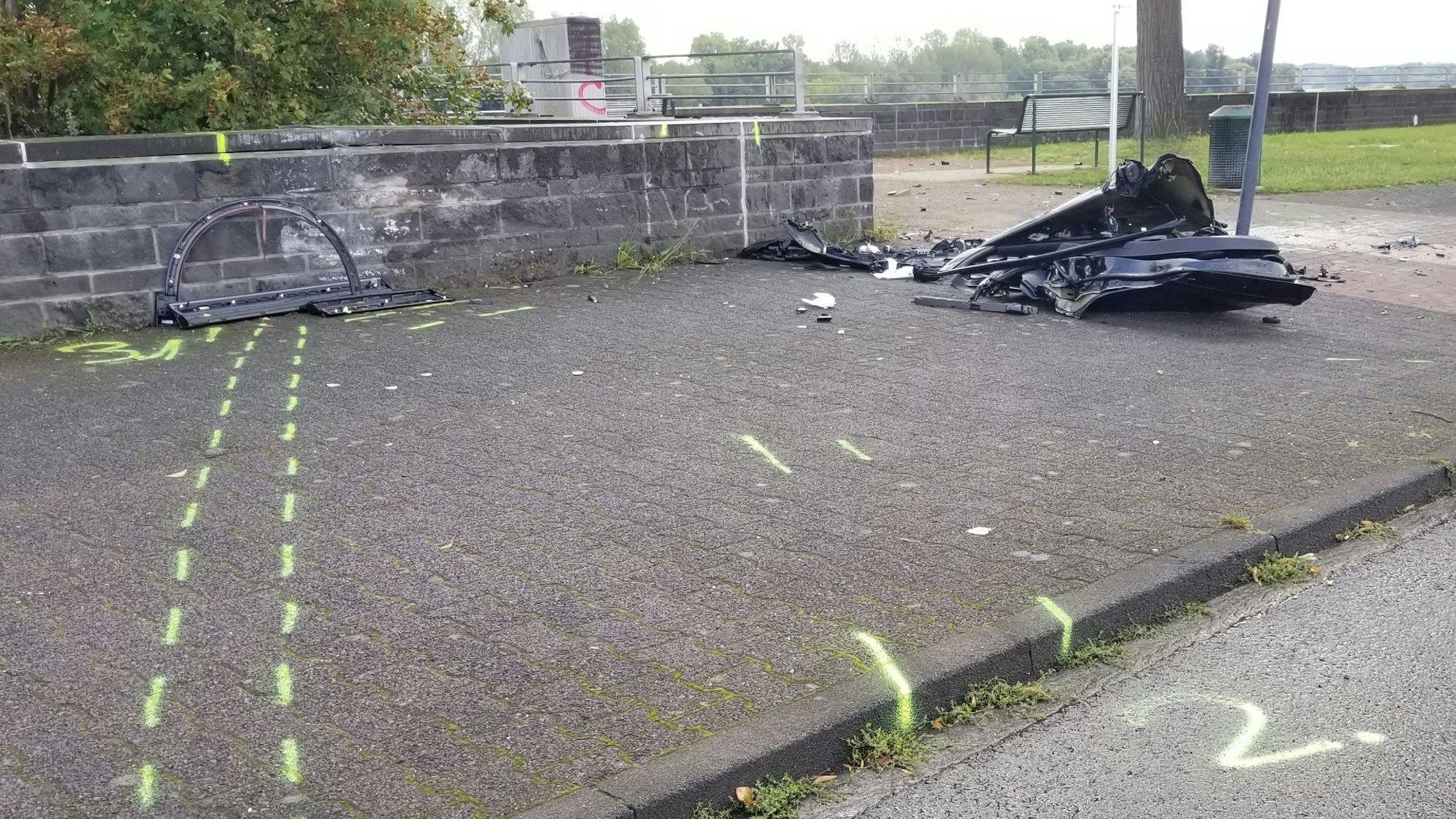 Blick auf eine Unfallstelle in Köln. Viele Trümmerteile liegen herum.