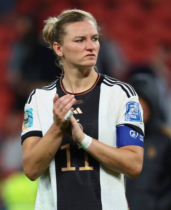 Alexandra Popp klatscht nach dem Deutschland-Aus bei der Frauen-WM enttäuscht in Richtung Fans.