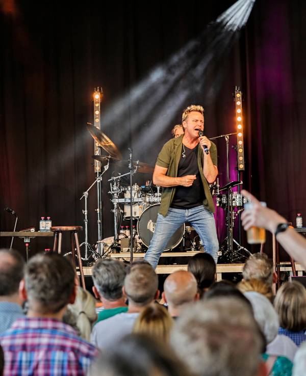 Die Bläck Fööss rocken die Bühne am Tanzbrunnen.