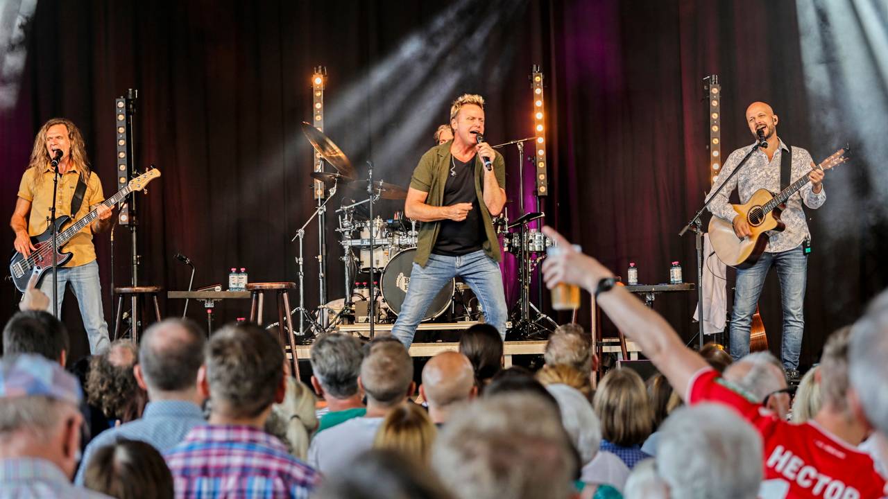 Die Bläck Fööss rocken die Bühne am Tanzbrunnen.