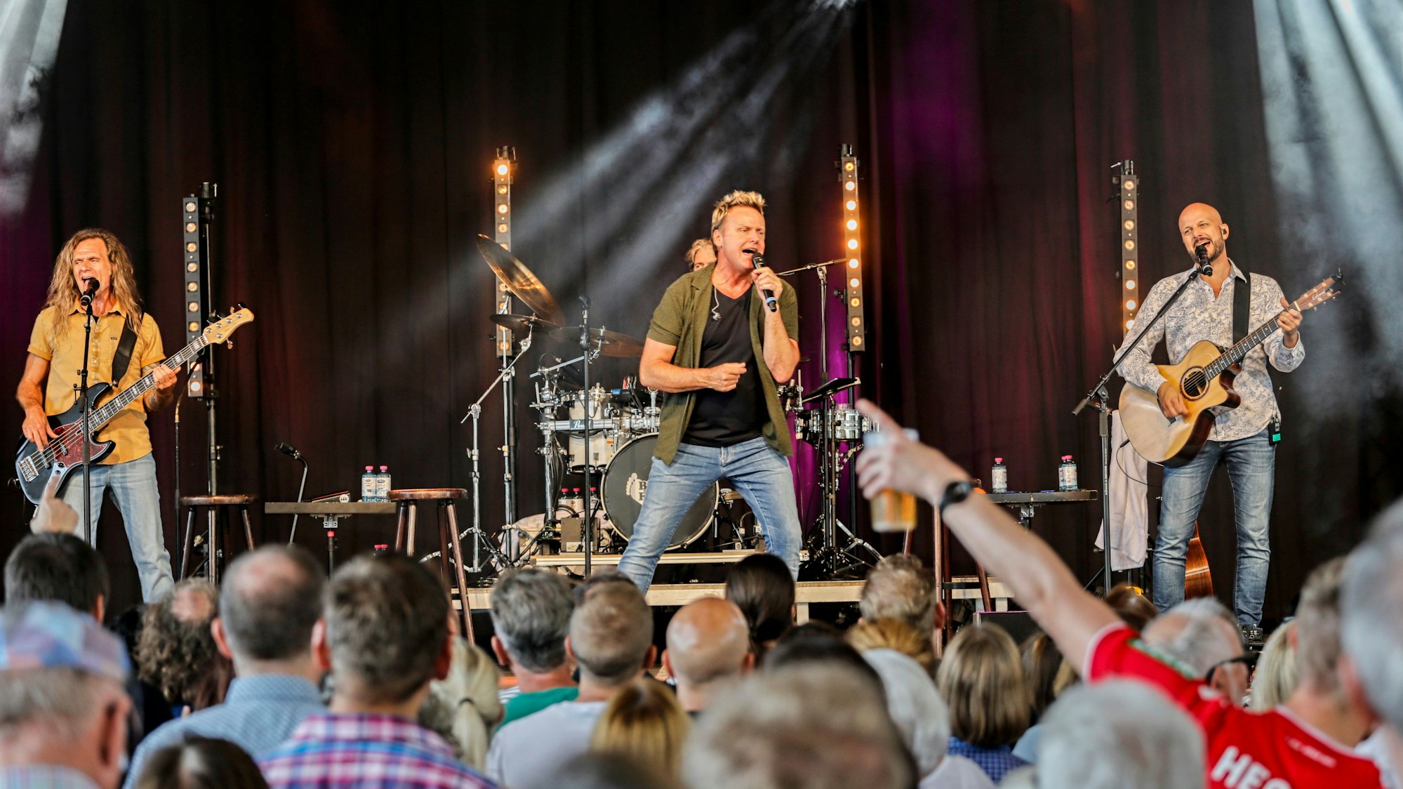 Die Bläck Fööss rocken die Bühne am Tanzbrunnen.