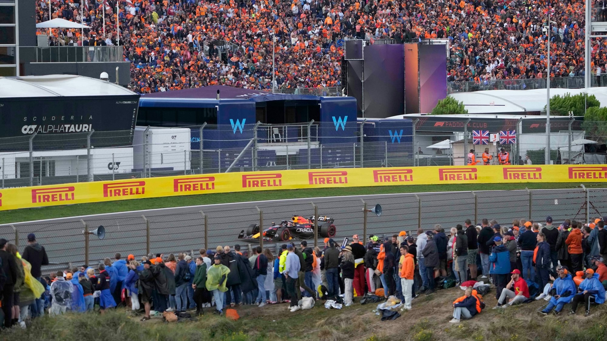 Max Verstappen fährt beim Rennen der Formel 1 in Zandvoort über die Strecke.