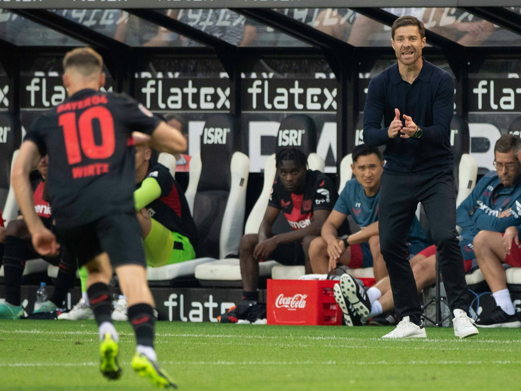 Trainer Xabi Alonso von Bayer Leverkusen feuert Florian Wirtz an.