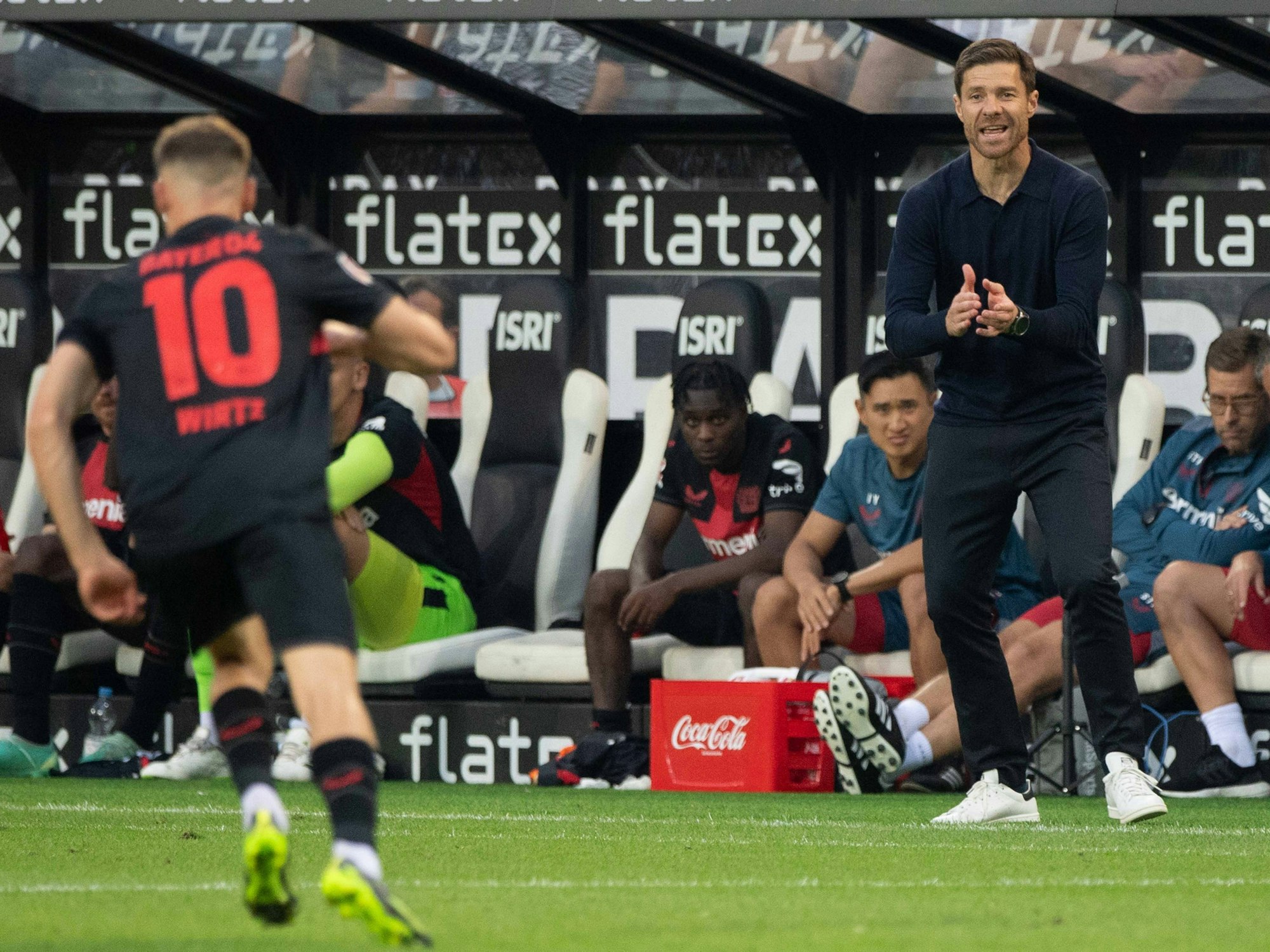 Trainer Xabi Alonso von Bayer Leverkusen feuert Florian Wirtz an.