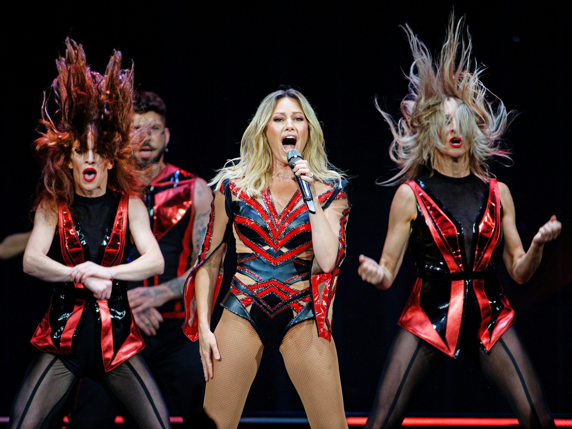 Die Sängerin Helene Fischer agiert bei einem Konzert ihrer Tour „Rausch“ auf der Bühne.